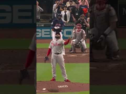 YORDAN ÁLVAREZ CRUSHES A HOME RUN OVER THE BATTER&#039;S EYE | World Series Game 6