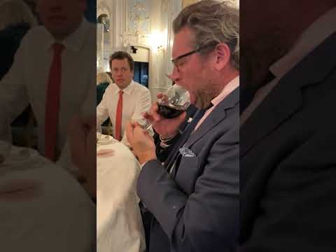 Expert sommelier technique